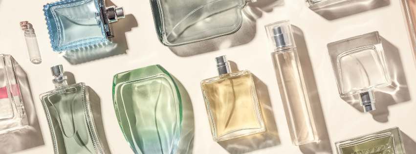 parfum contains synthetic substances derived from petroleum and known to be hormone disrupters. Flat lay image of multiple perfume bottles. Comparing the Ingredients, Claims & Packaging of over 160 Facial Oils on the market in Australia. Oasis Black is the Best 100% Organic & All Natural Face Oil made with only Cold Pressed Virgin Carrier Oils & Steam Distilled Essential Oils.